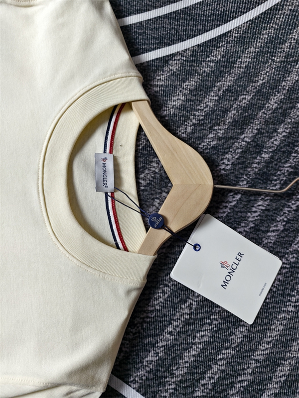 モンクレールTシャツ側面デザイン